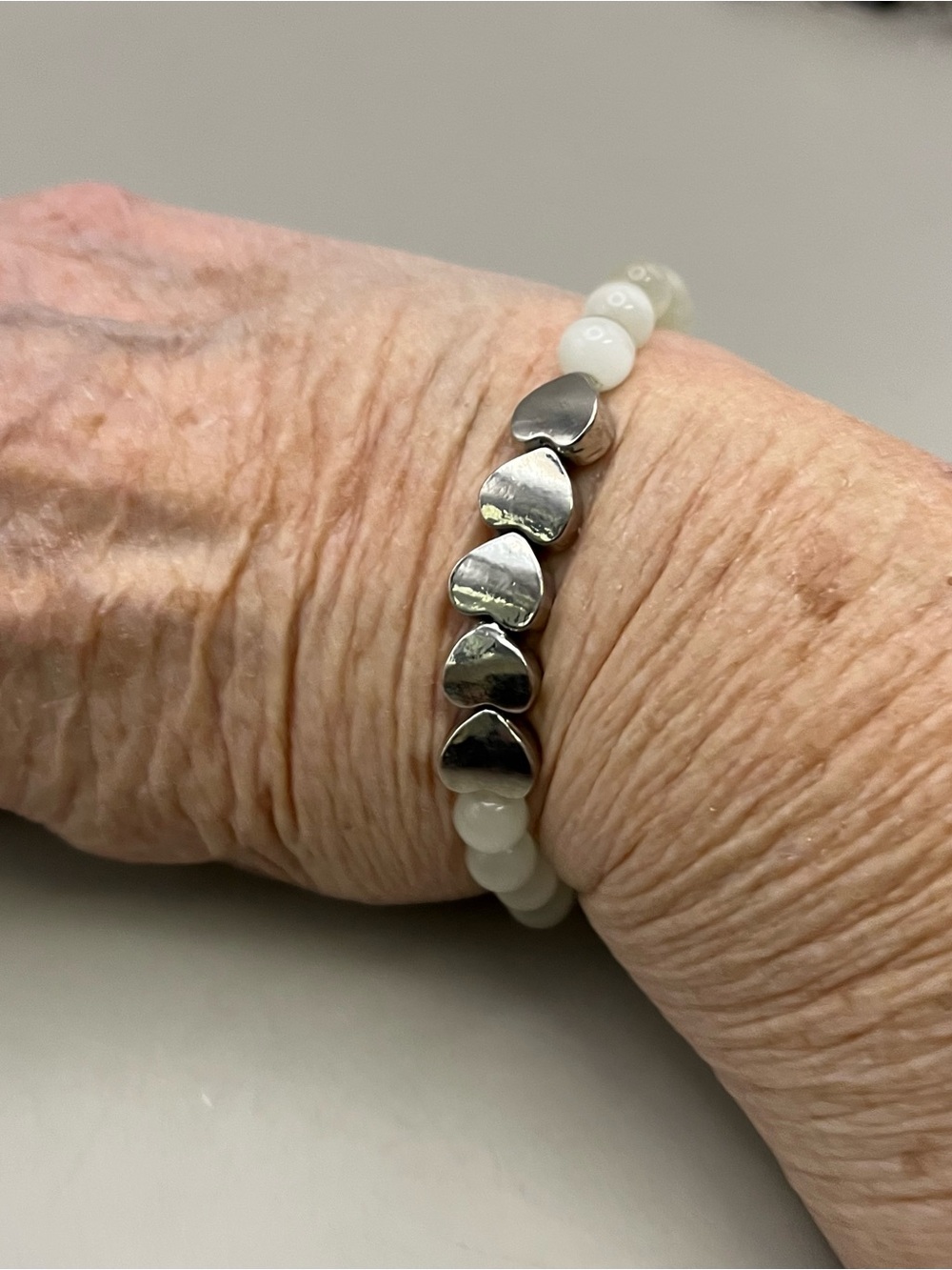Light Grey Fiber Optic Beaded Bracelet Silver Tone Hearts Stretch Stacking Boho - Picture 3 of 4